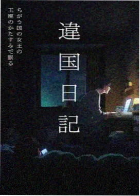 中山影视城骑楼二层的铁艺阳台，斜光在墙面留下条状阴影
